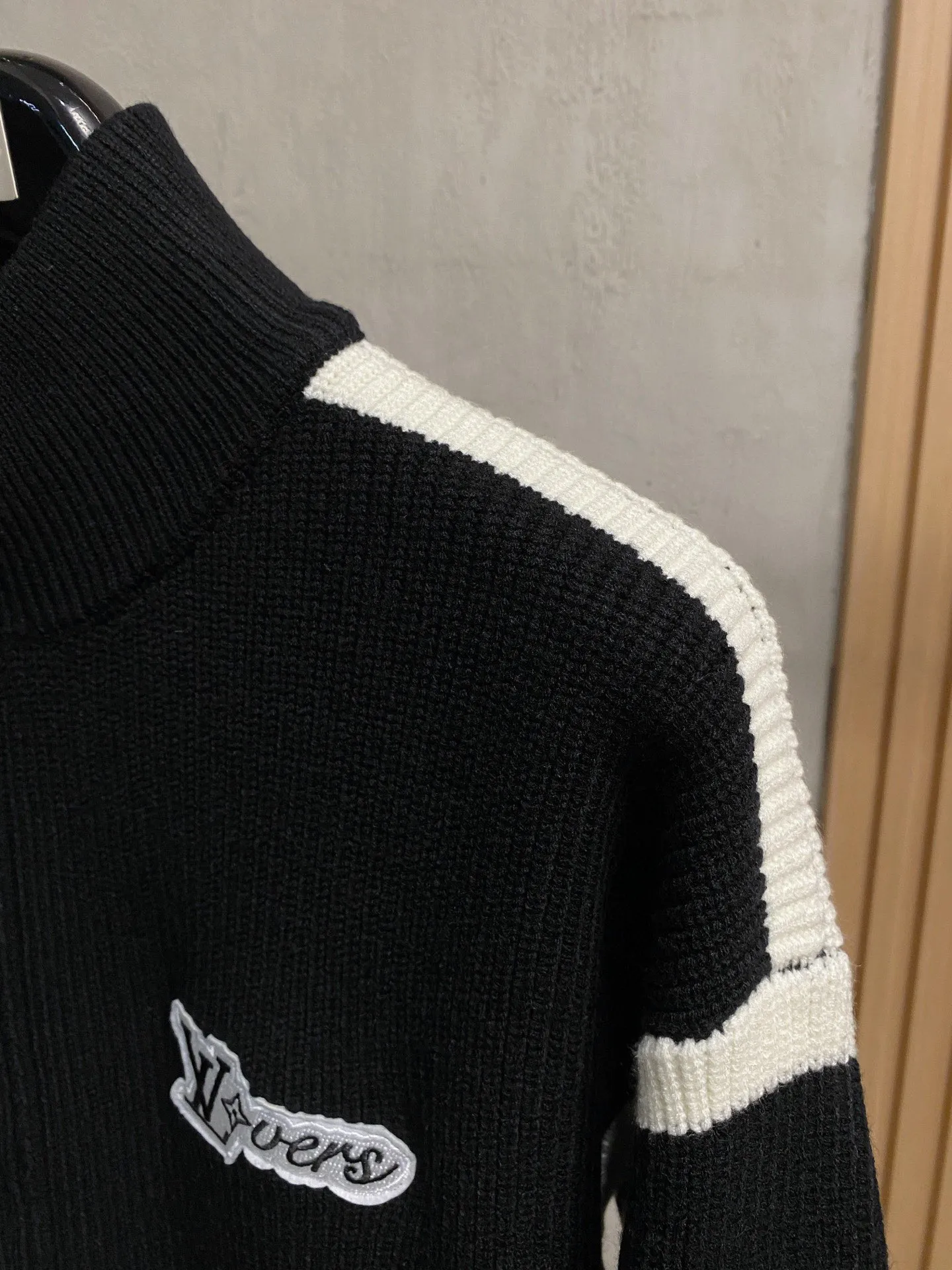 🅿️560 【Lv Louis Vuitton】Autumn and winter classic cardigan sweater, in full condition! ! ! Wool blended fabric, the latest model in 2025, golden ratio! ! Slim-fitting soft gold, versatile and practical item, the combination and practicality are extremely powerful, simple and elegant, and classy! To create your own style, it is highly recommended to buy it in two colors. The standard slim fit tailoring process is suitable for both young and old men. It is knitted from wool and will not cause any discomfort! While keeping warm, it is stylish, textured and wearable, and the classic logo with contrasting colors on the chest feels in place! ! Recommended for regular customers! ! Size M-3XL (maximum wear: 190 pounds)